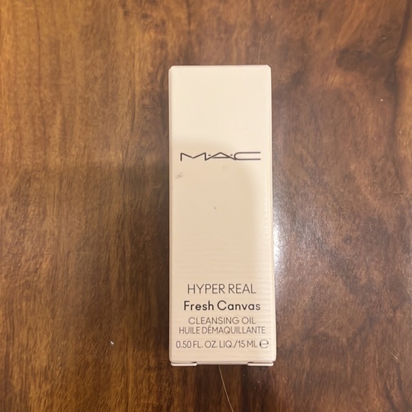 430. New In Box (NIB) - MAC 8-Piece Beauty Gift Set - Picture 10 of 16